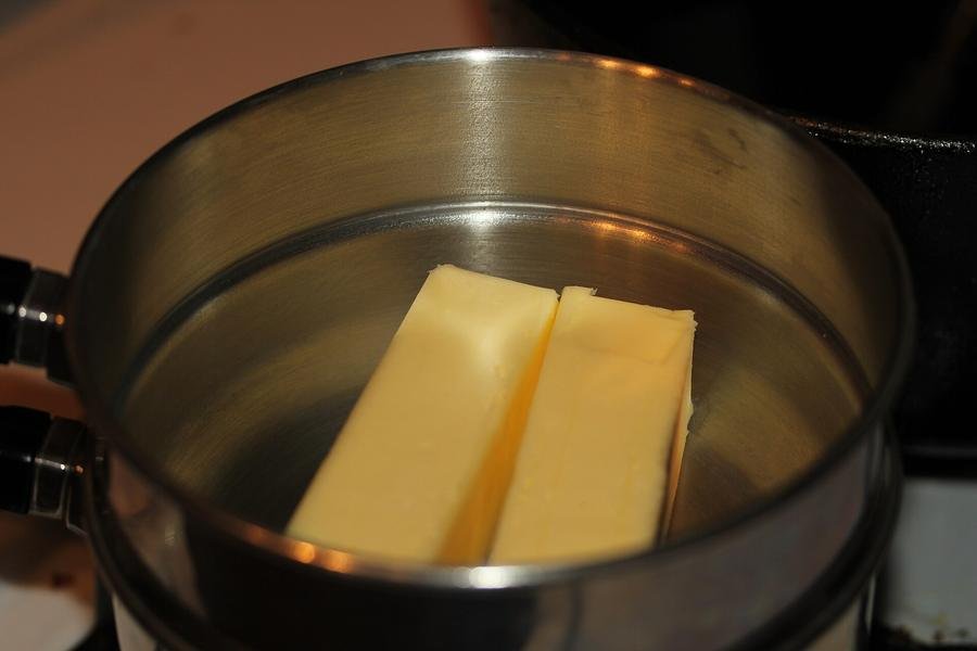 Beurre en train de fondre au bain-marie pour une infusion de fleurs de CBD