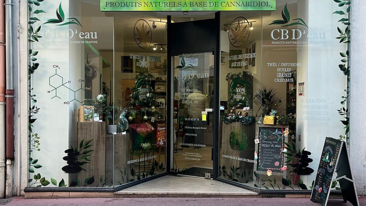 Devanture d'une boutique de CBD dans une rue commerçante