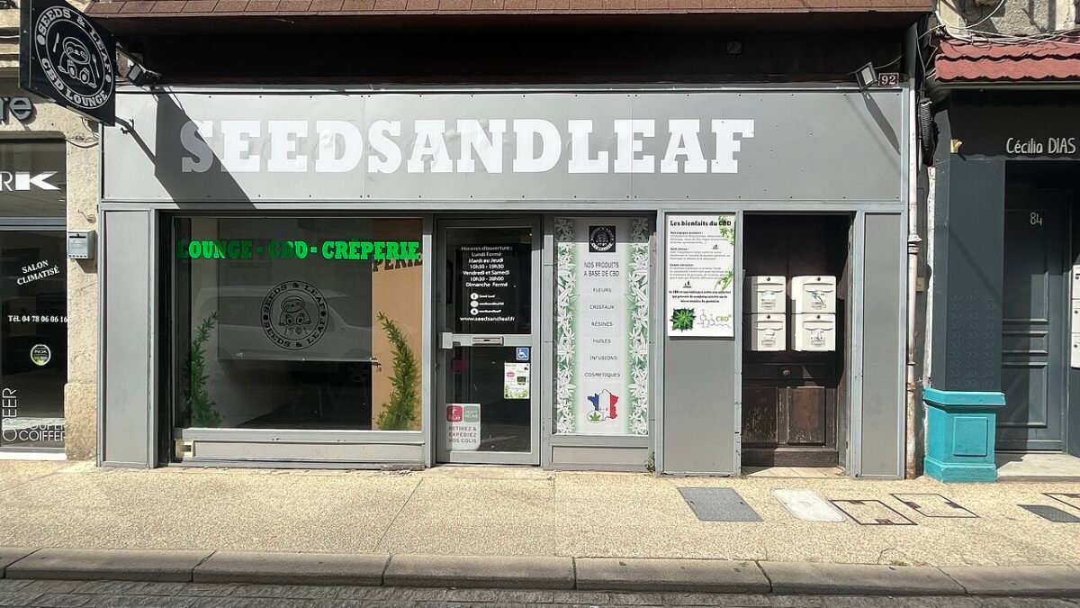 Vitrine d'un magasin de CBD avec affichage des produits