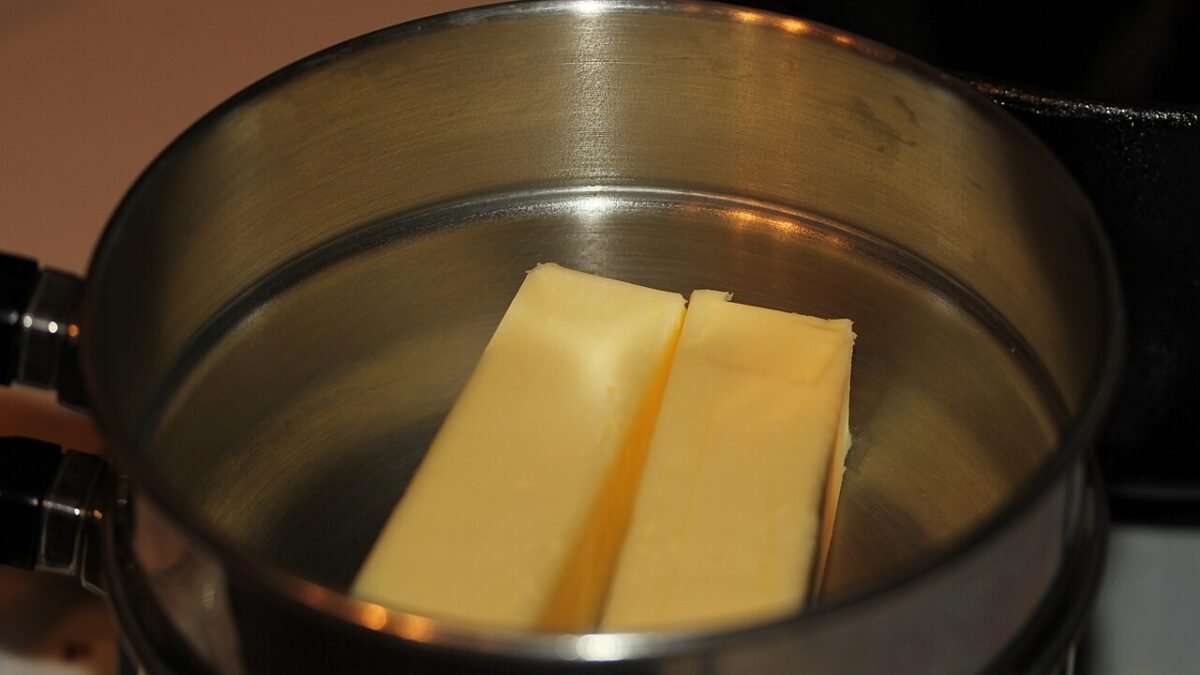Deux plaques de beurre en train de fondre dans une casserole