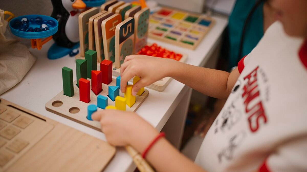 Enfant jouant avec des blocs de construction colorés sur une table