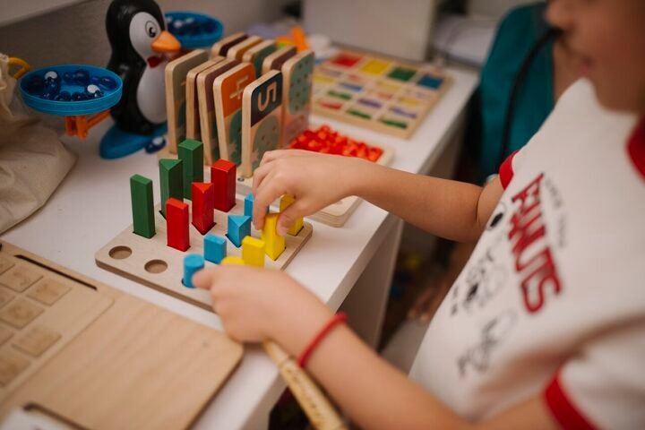 Enfant jouant avec des blocs de construction colorés sur une table
