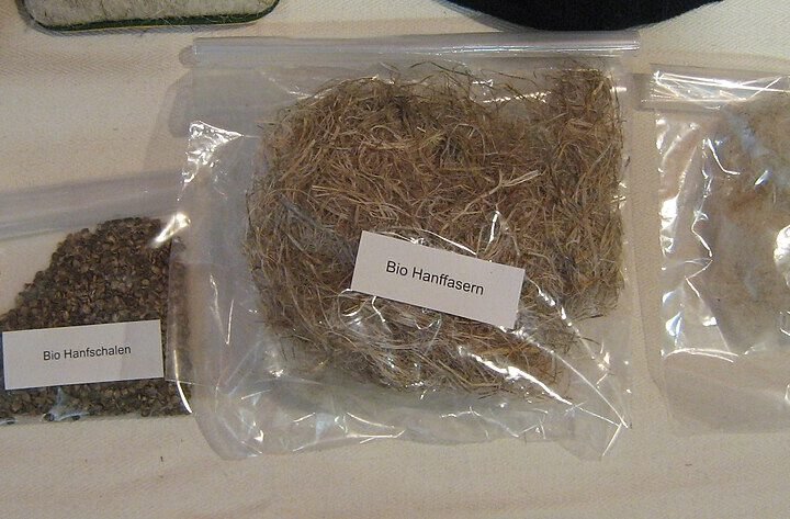 Échantillons de produits en chanvre : tissu, fibres, chènevotte