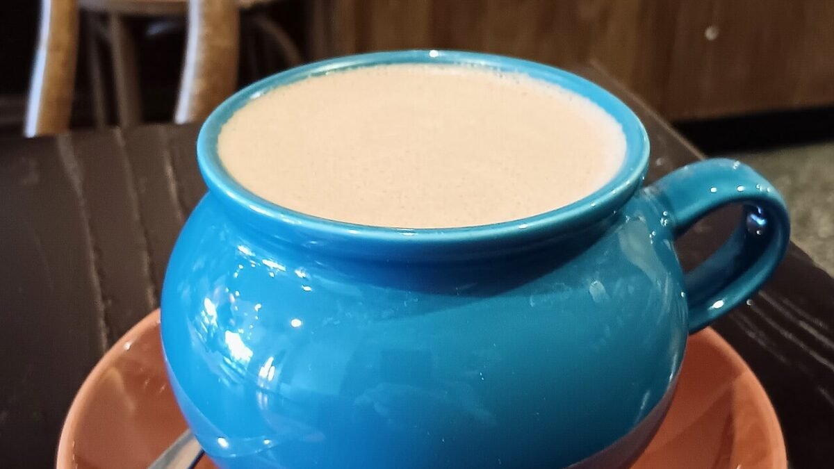 Tasse de chocolat chaud foncé sur une soucoupe