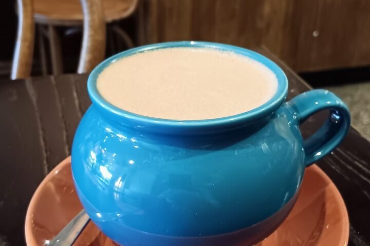 Tasse de chocolat chaud foncé sur une soucoupe
