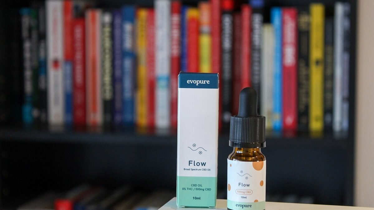 Flacon d'huile de CBD rangé sur une étagère de bibliothèque