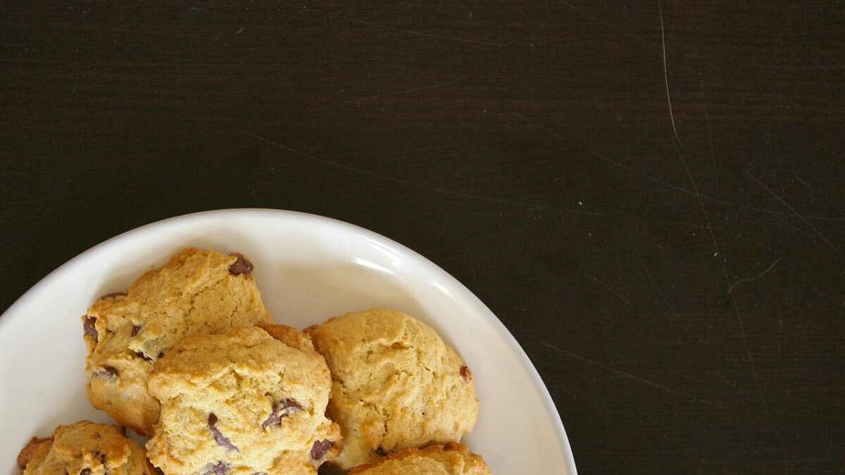 Cookies aux pépites de chocolat dans une assiette blanche