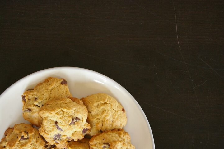 Cookies aux pépites de chocolat dans une assiette blanche