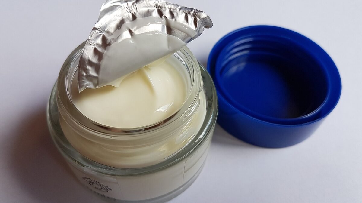 Pot de crème cosmétique ouvert