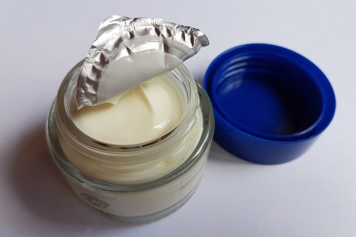 Pot de crème cosmétique ouvert