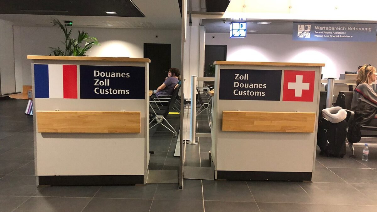 Poste de douane franco-suisse dans un aéroport