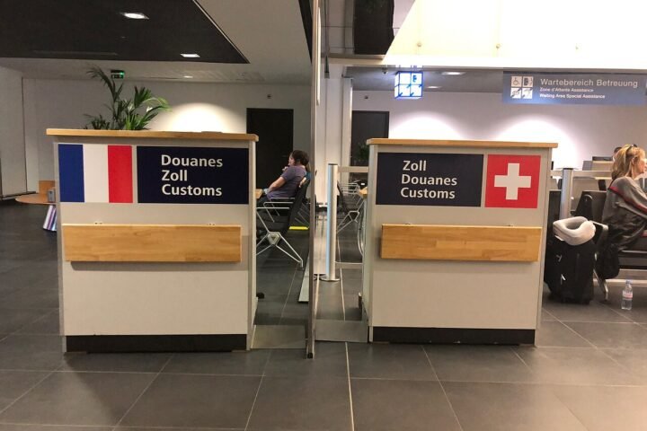 Poste de douane franco-suisse dans un aéroport