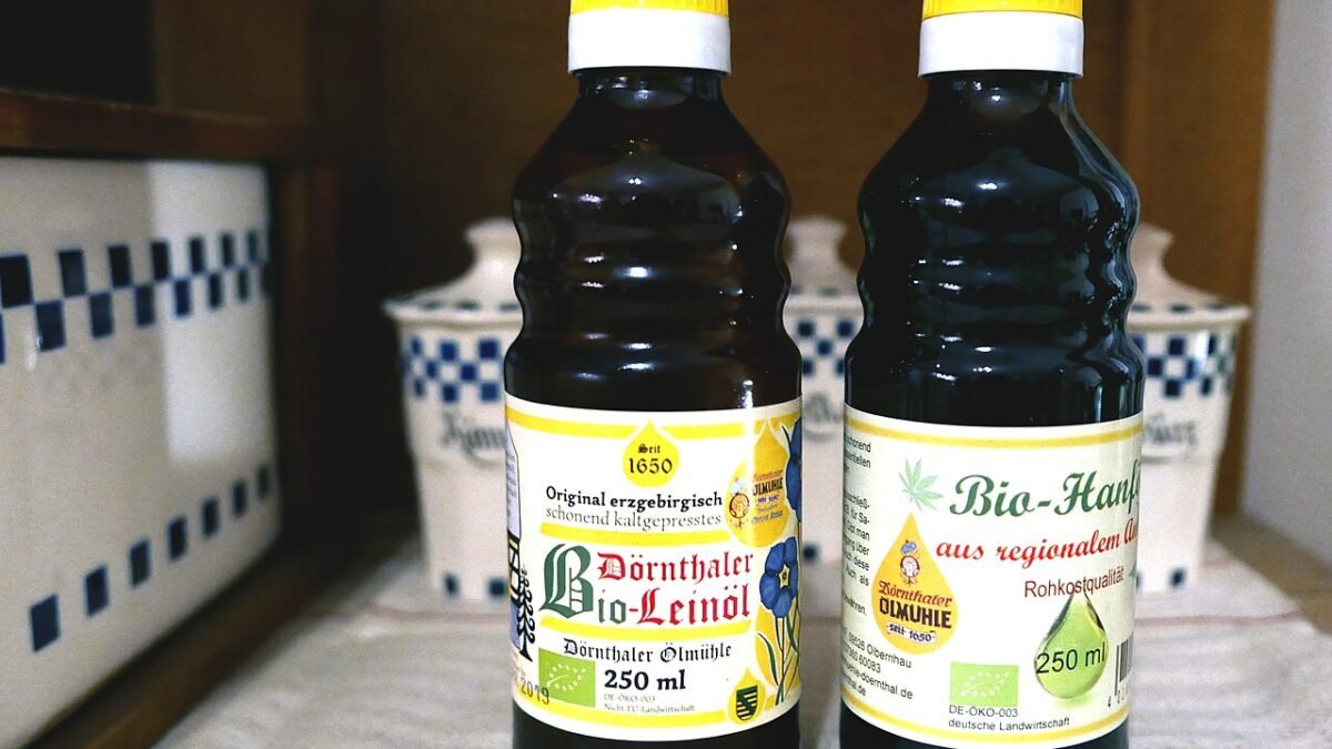 Bouteilles d'huile de chanvre et de lin sur le comptoir d'un moulin à huile