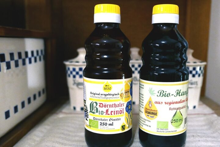 Bouteilles d'huile de chanvre et de lin sur le comptoir d'un moulin à huile