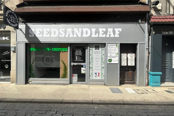 Devanture d'un magasin de CBD dans une petite ville
