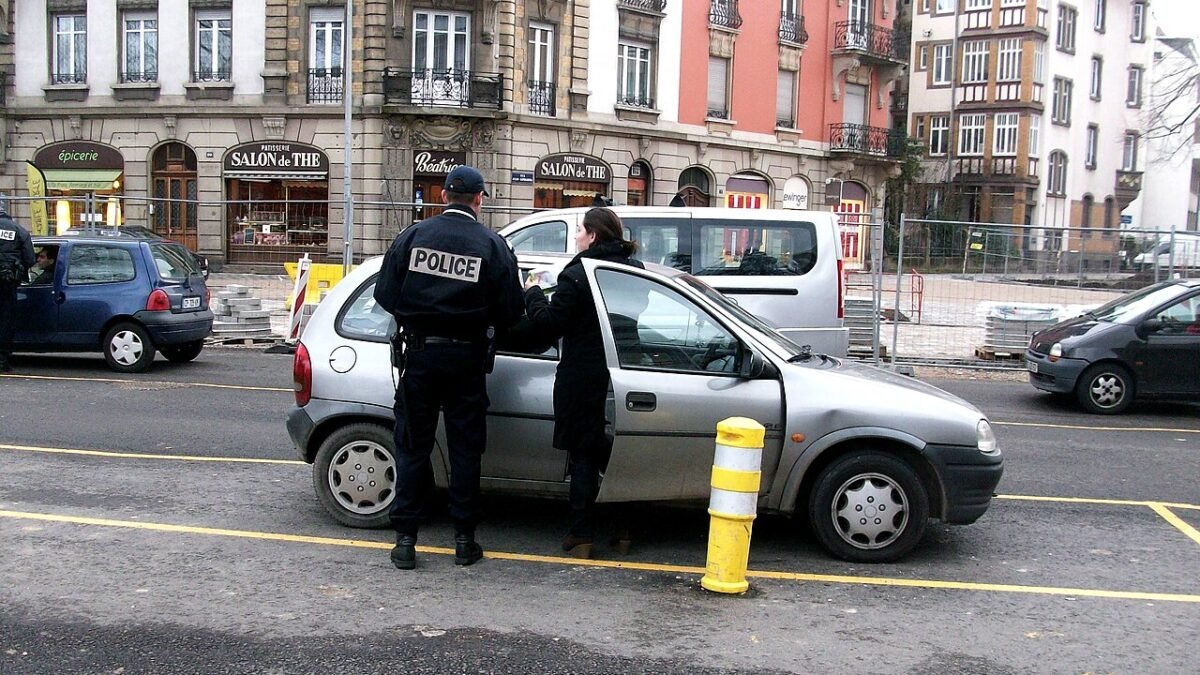 Contrôle routier de police en ville, agent près d'une voiture