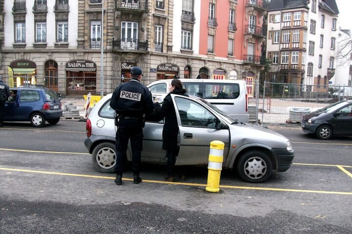 Contrôle routier de police en ville, agent près d'une voiture