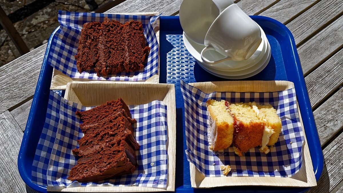 Parts de gâteau au chocolat présentées sur un plateau