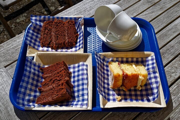 Parts de gâteau au chocolat présentées sur un plateau
