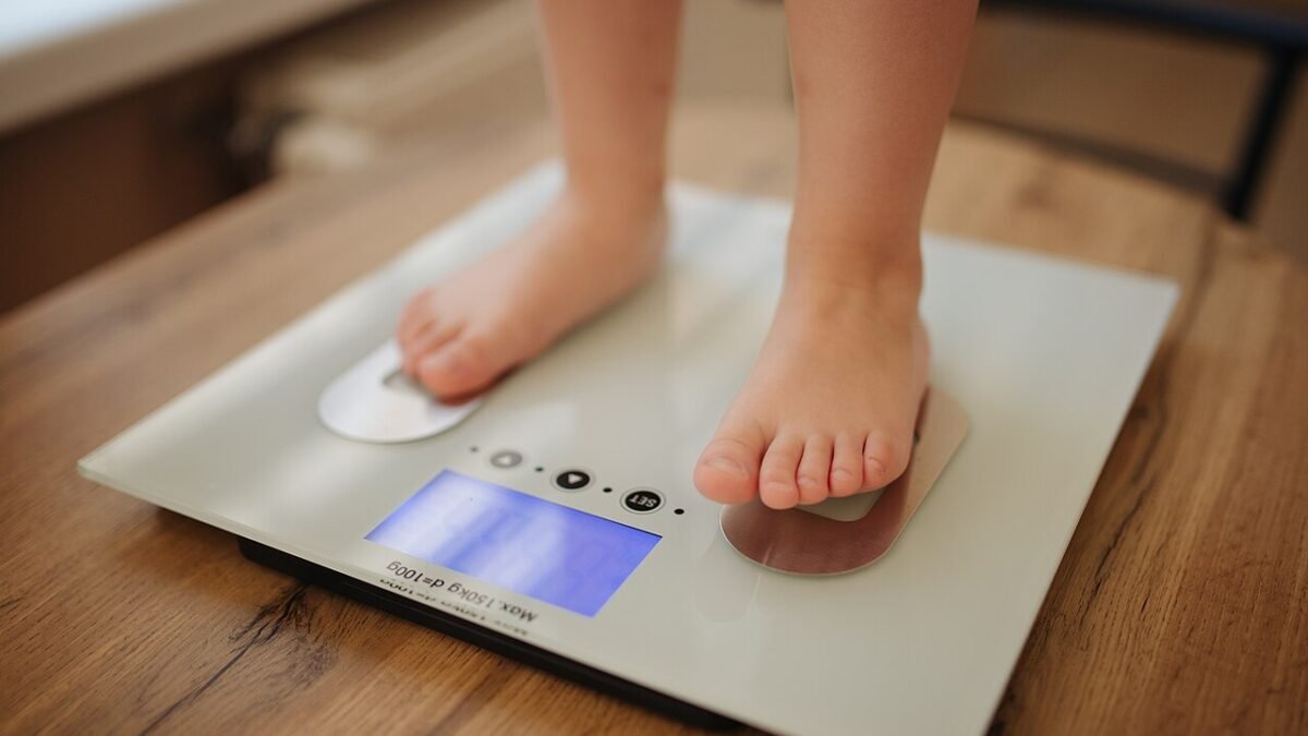 Pieds nus sur une balance électronique blanche