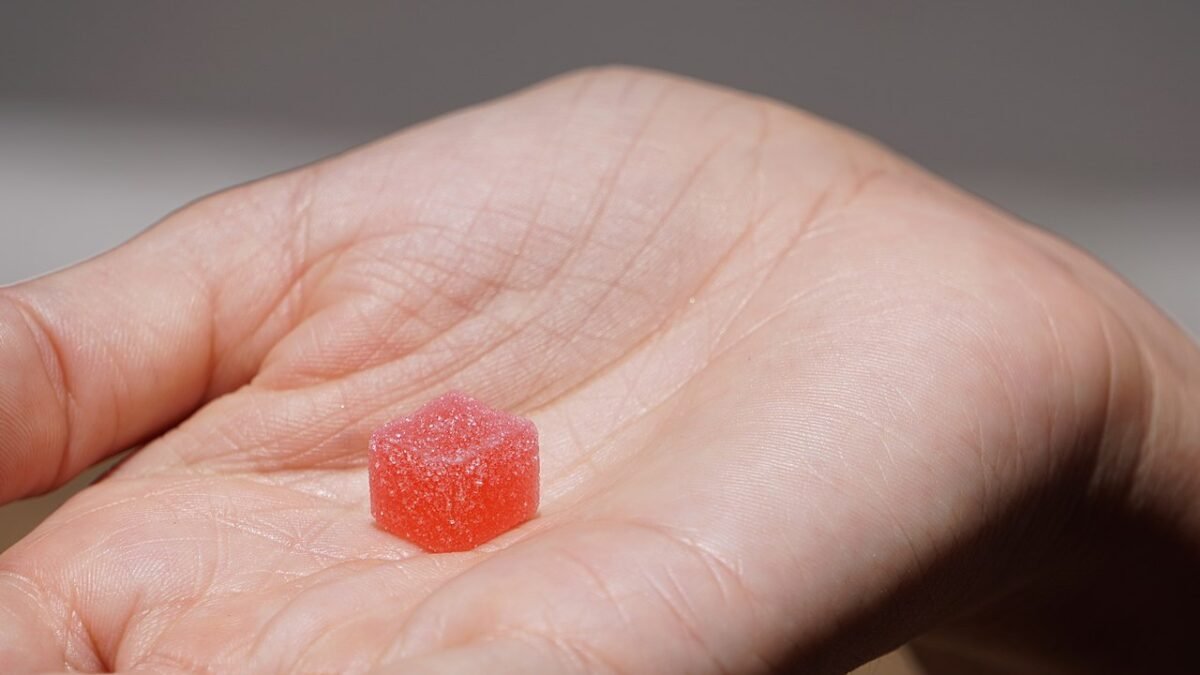 Gummy rouge posé dans le creux d'une main