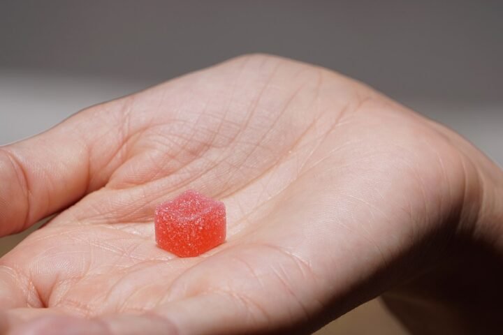 Gummy rouge posé dans le creux d'une main