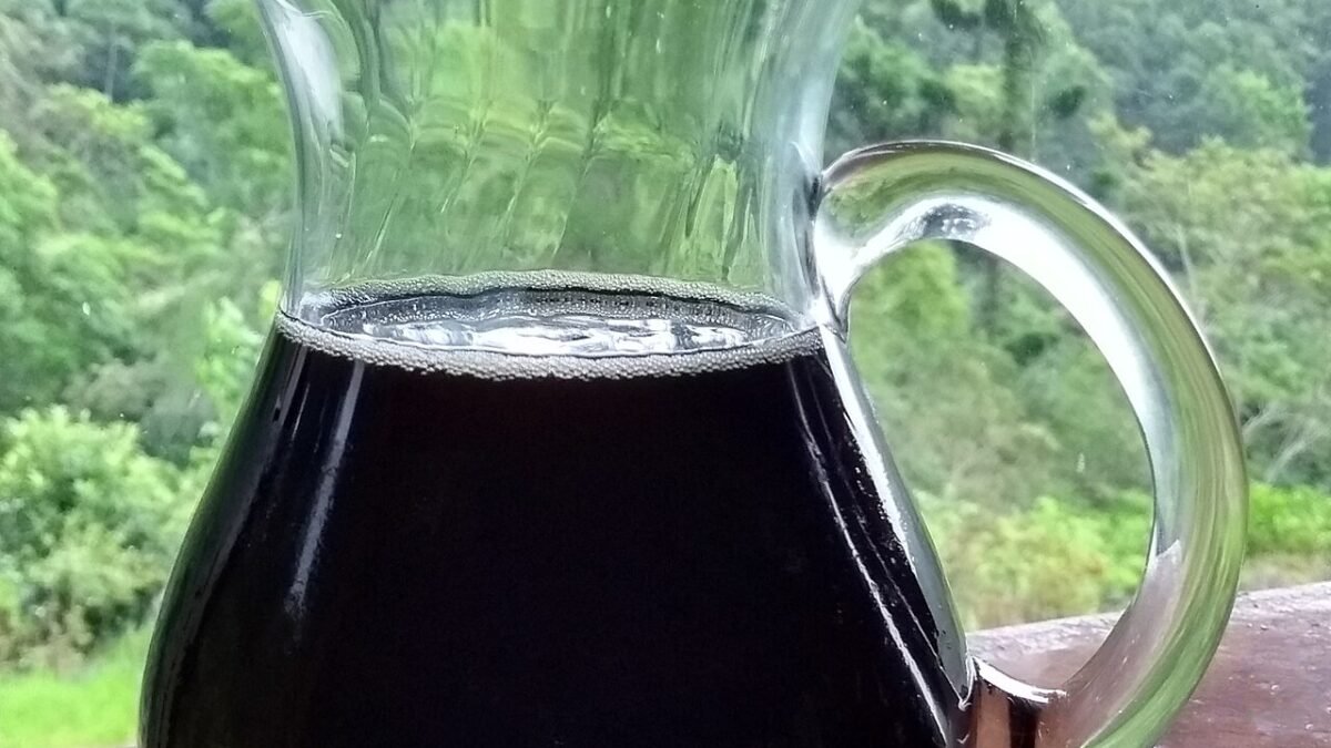 Carafe d'huile de graines de chanvre, vert foncé, à la lumière du jour