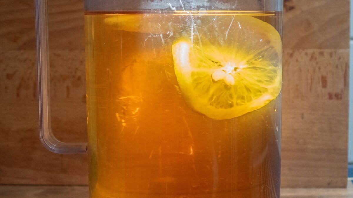 Carafe de thé glacé avec une rondelle de citron