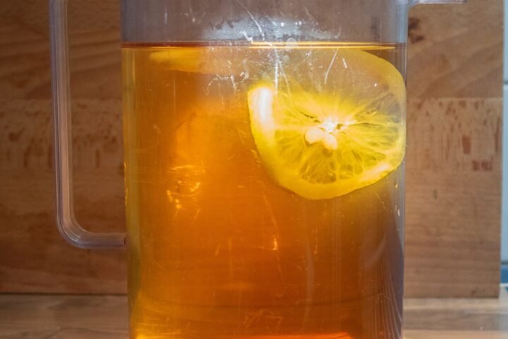 Carafe de thé glacé avec une rondelle de citron