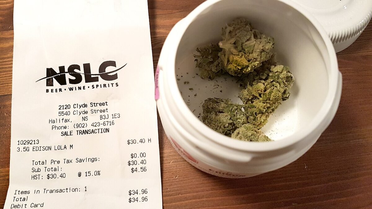 Achat légal de cannabis au Canada : pot de fleurs et ticket de caisse