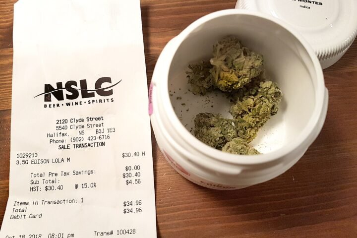 Achat légal de cannabis au Canada : pot de fleurs et ticket de caisse