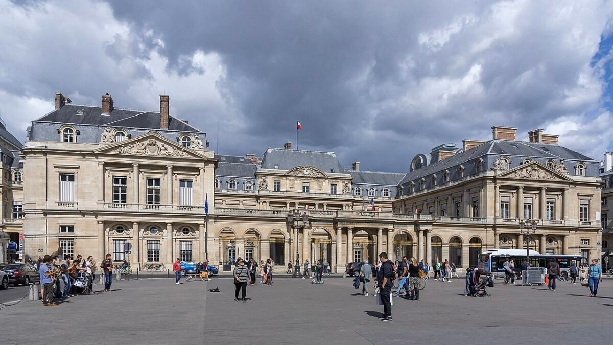 Place du Palais-Royal à Paris, bâtiments institutionnels