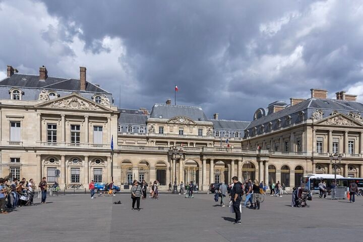 Place du Palais-Royal à Paris, bâtiments institutionnels