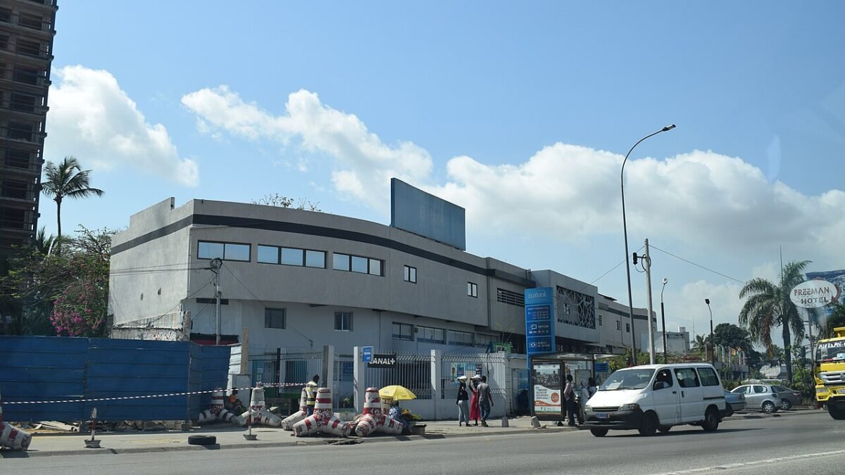 Rue commerçante d'Abidjan avec transports en commun