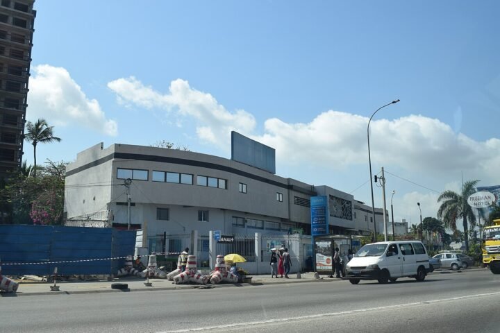 Rue commerçante d'Abidjan avec transports en commun