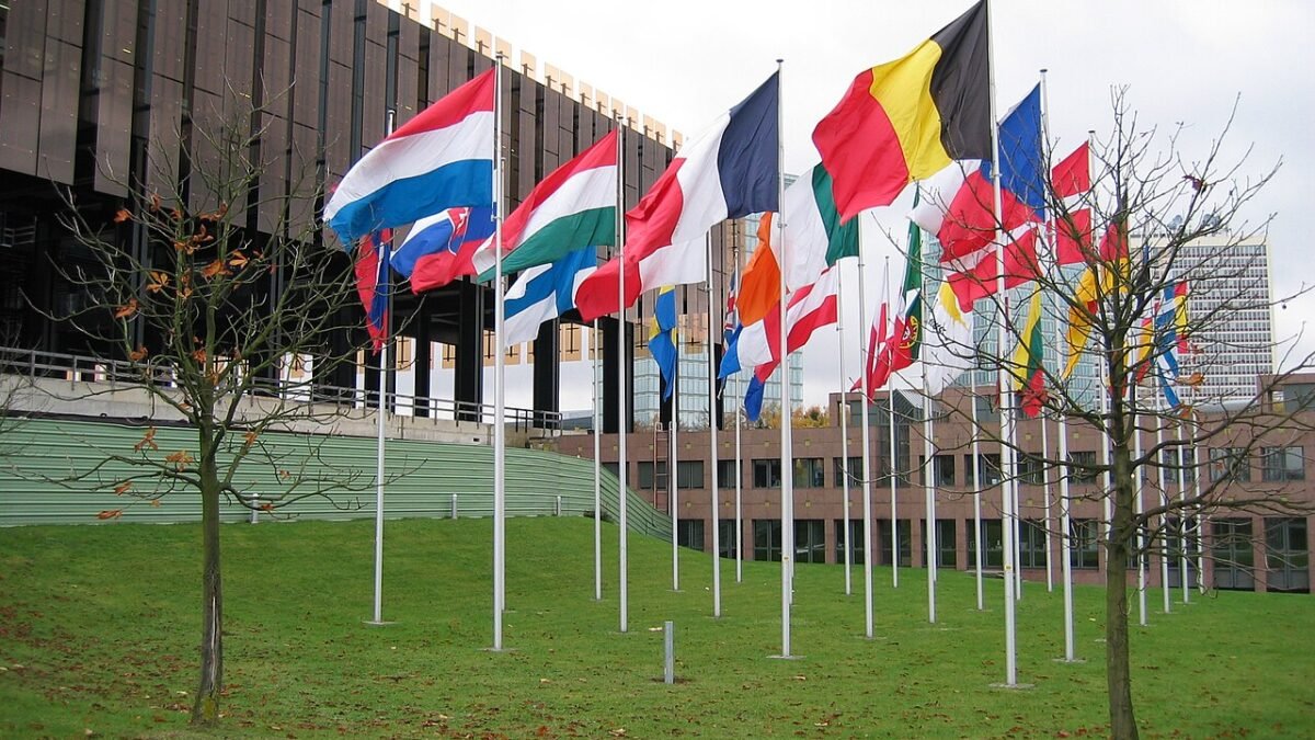 Drapeaux européens devant la Cour de justice de l'Union européenne à Luxembourg