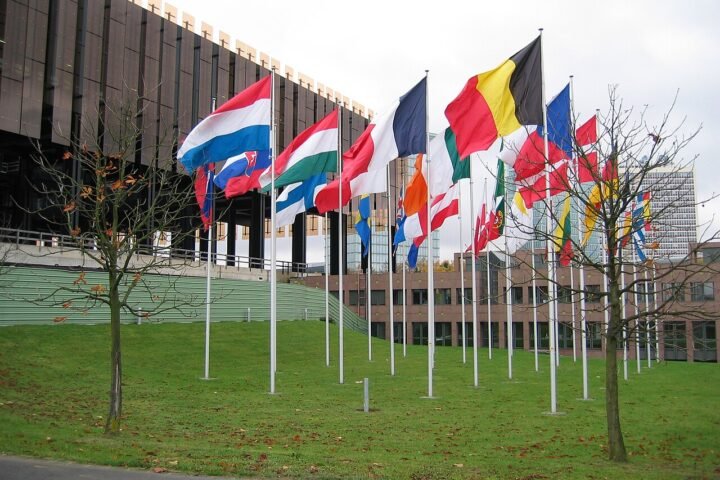 Drapeaux européens devant la Cour de justice de l'Union européenne à Luxembourg