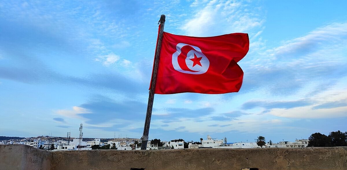 Drapeau tunisien flottant devant un ciel dégagé