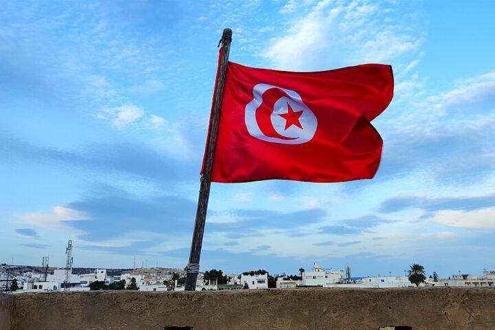 Drapeau tunisien flottant devant un ciel dégagé