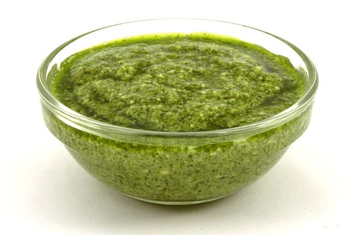 Bol de pesto au basilic vert