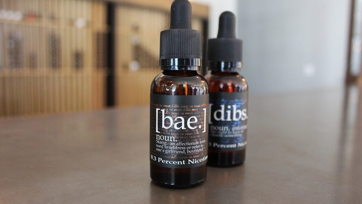 Flacons d'e-liquide alignés dans une boutique de vape