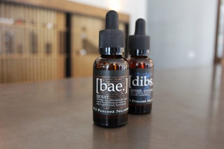 Flacons d'e-liquide alignés dans une boutique de vape