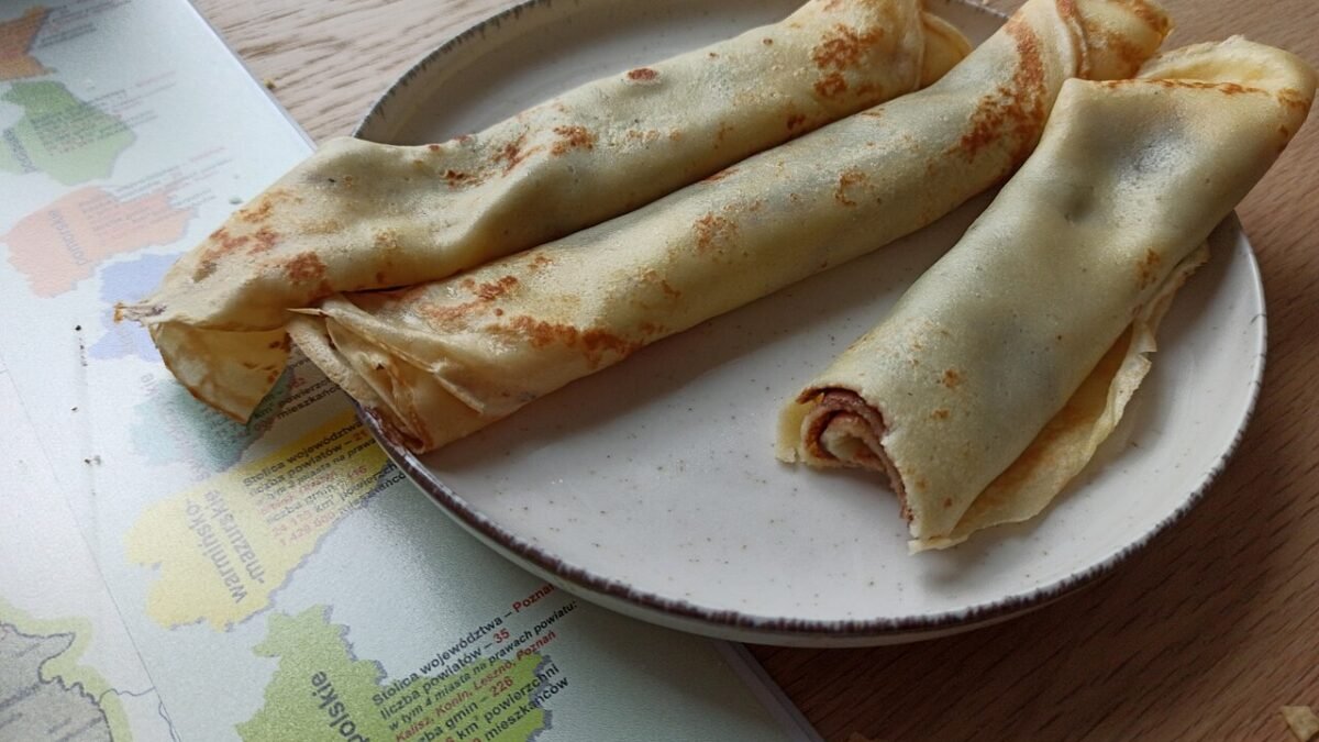 Crêpes roulées dans une assiette