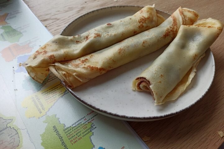 Crêpes roulées dans une assiette