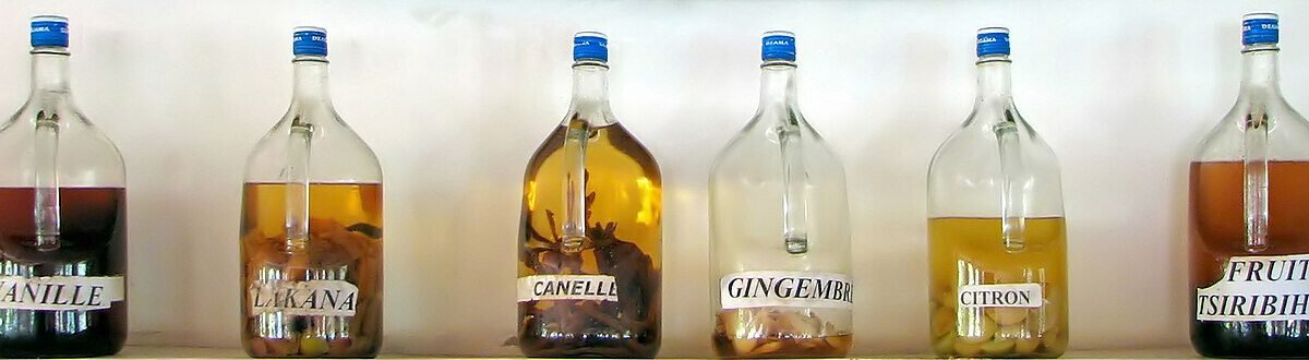 Rangée de bouteilles de rhum arrangé sur une étagère
