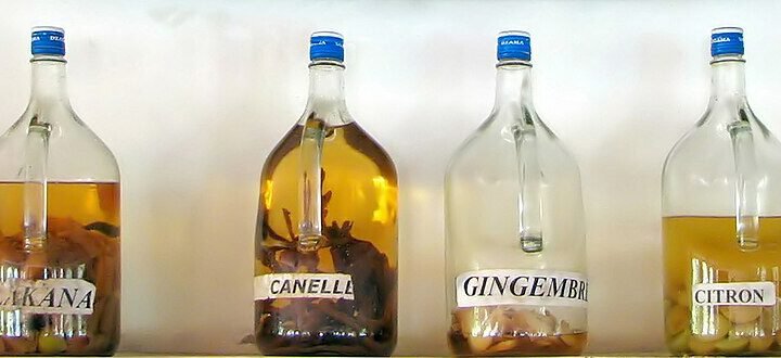 Rangée de bouteilles de rhum arrangé sur une étagère