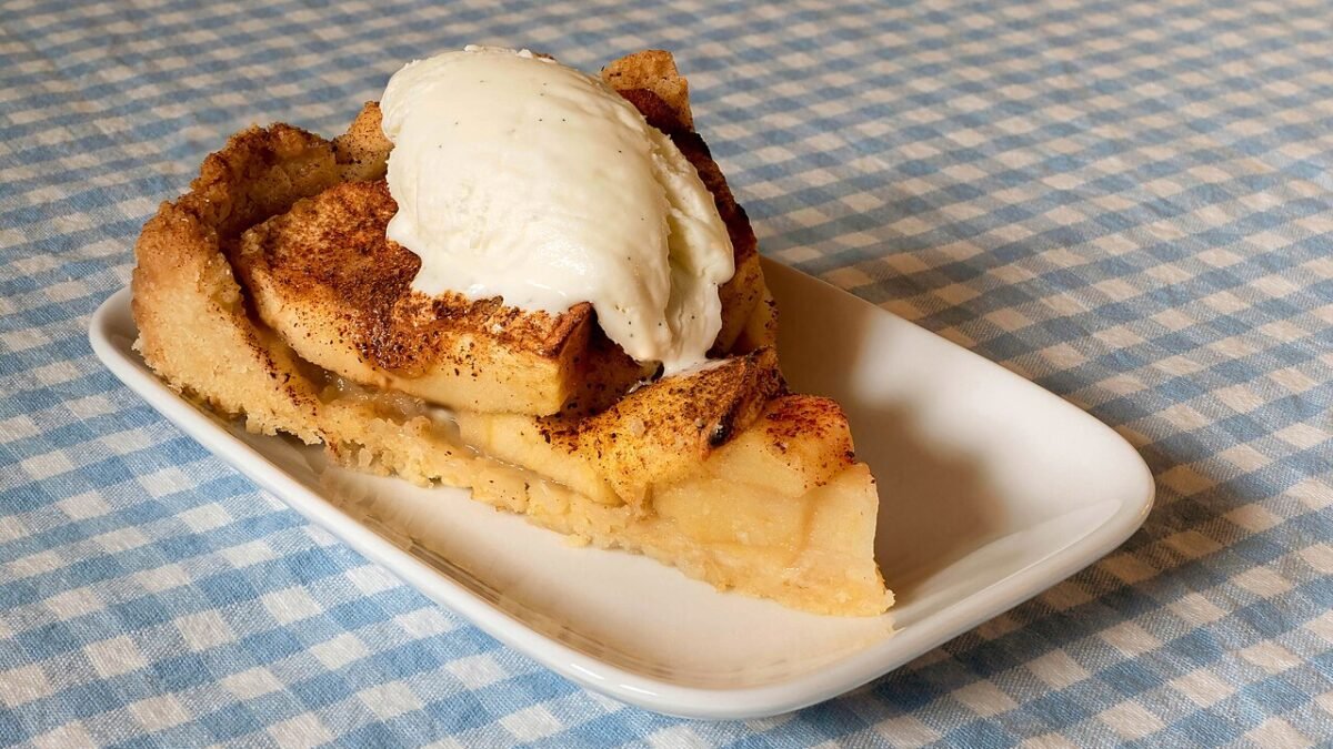 Part de tarte aux pommes avec une boule de glace vanille