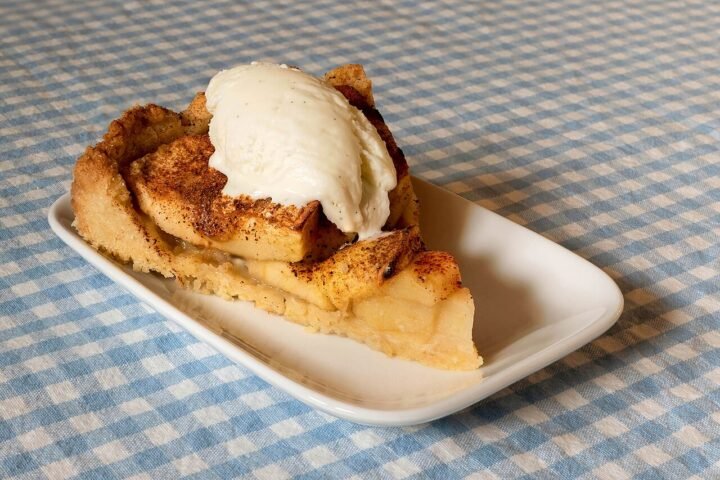 Part de tarte aux pommes avec une boule de glace vanille