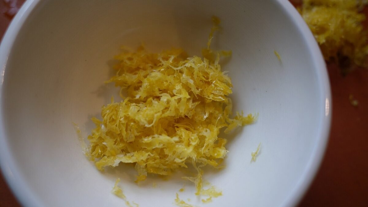 Zestes de citron râpés dans un bol blanc