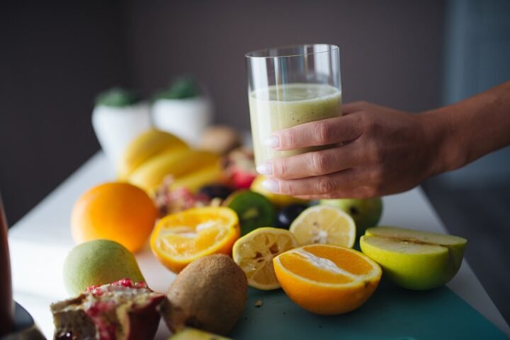 Préparation d'un smoothie aux fruits frais sur une table